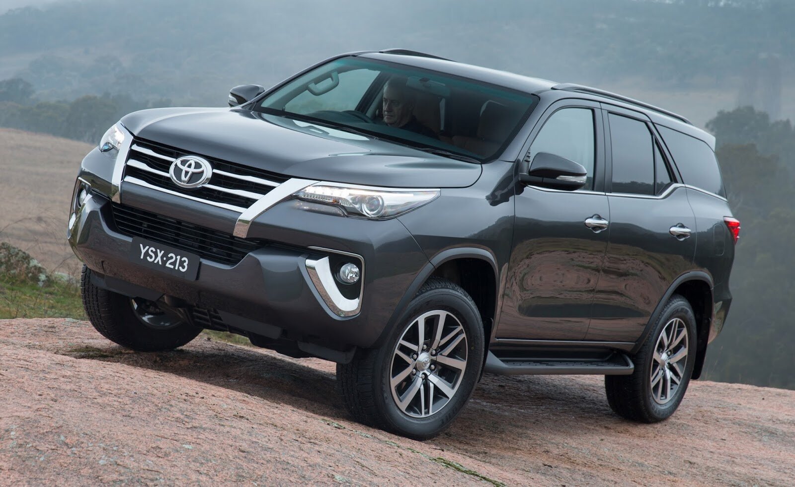 Novo Toyota SW4 será lançado no Brasil em 2016